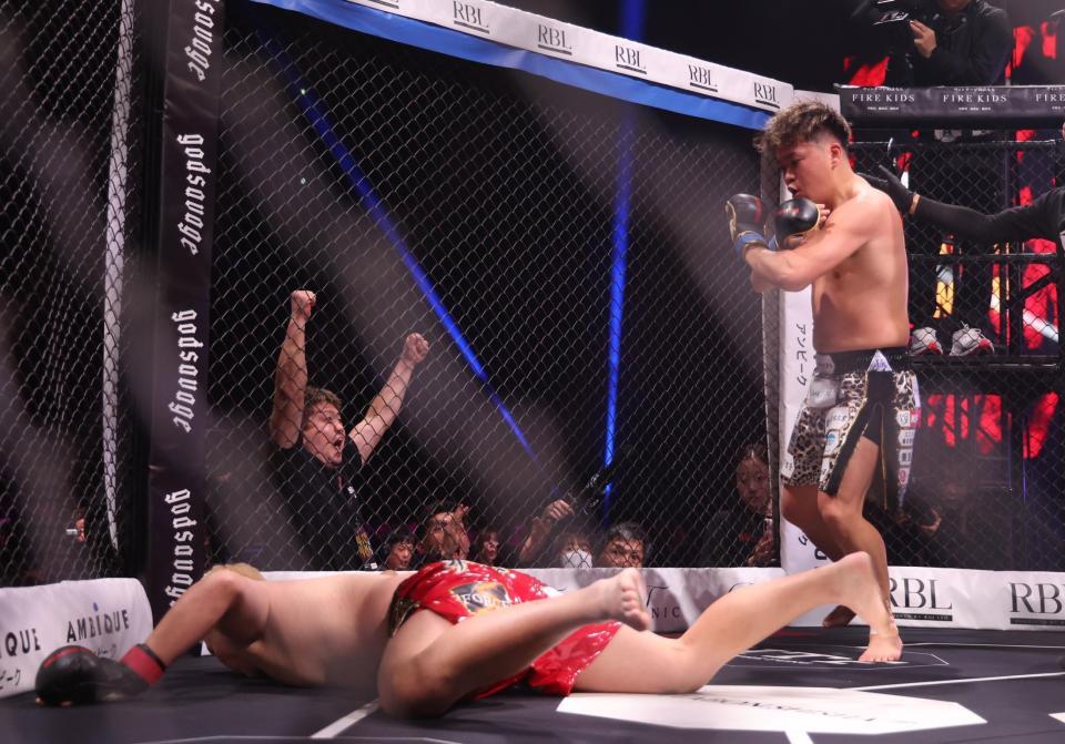 　川島悠汰（左）をマットに沈めた寿希也（撮影・佐々木彰尚）