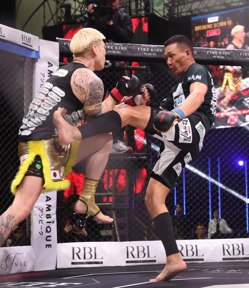 　傾奇者（左）を攻める誠（撮影・佐々木彰尚）