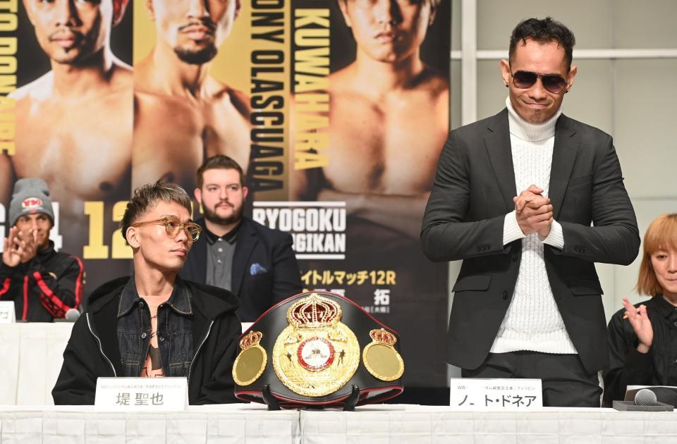 　ノニト・ドネア（右）を見つめる堤聖也（撮影・園田高夫）