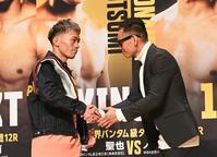 　ノニト・ドネア（右）と握手をかわす堤聖也（撮影・園田高夫）