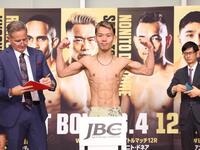 　計量をパスした堤聖也（撮影・佐々木彰尚）