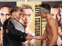 　ノニト・ドネア（右）と握手をする堤聖也（撮影・佐々木彰尚）