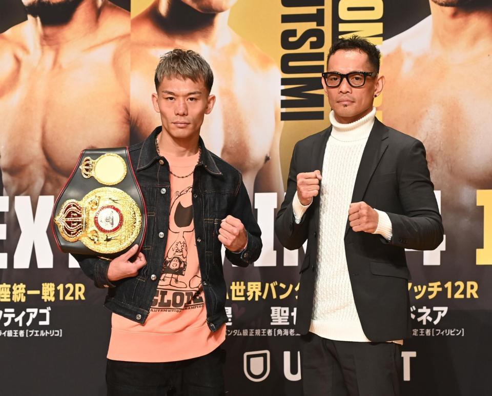 　ノニト・ドネア（右）とポーズを決める堤聖也（撮影・園田高夫）