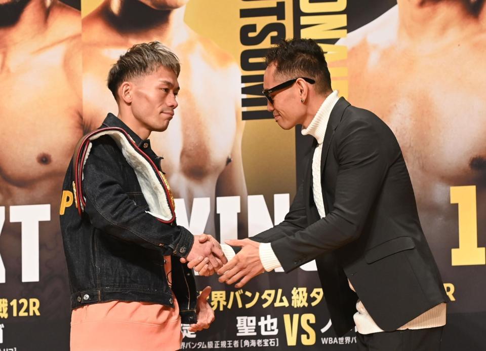 　ノニト・ドネア（右）と握手をかわす堤聖也（撮影・園田高夫）