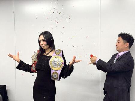 　女子で史上初のプロレス大賞ＭＶＰに選ばれた上谷沙弥（左）とスターダムの岡田太郎社長