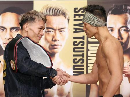 　ノニト・ドネア（右）と握手を交わす堤