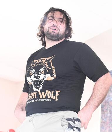 　出来上がったばかりのＴシャツを着て笑顔を見せるウルフ・アロン（撮影・園田高夫）