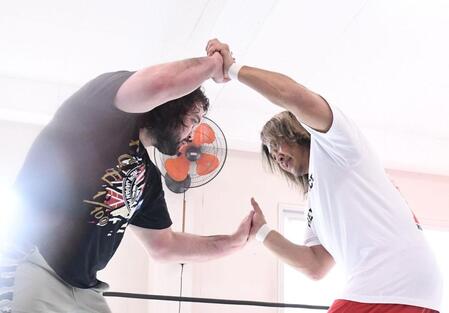 　棚橋弘至（右）と胸を合わせるウルフ・アロン（撮影・園田高夫）