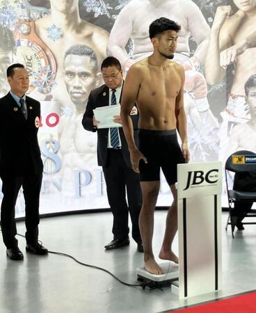 　計量をパスする森脇唯人