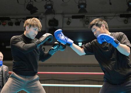 　マスボクシングを行う井上尚弥（左）と長谷川穂積氏＝２０２３年