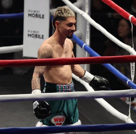 　マウスピースがなく試合開始できずおどけるアンソニー・オラスクアガ（撮影・金田祐二）