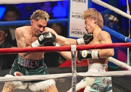 　２回、アンソニー・オラスクアガ（左）に攻められる桑原拓