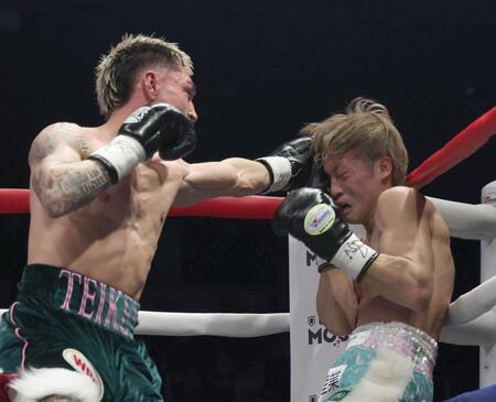 　３回、アンソニー・オラスクアガ（左）に攻められる桑原拓（撮影・佐々木彰尚）