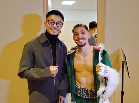 　控室でオラスクアガ（右）を祝福した中谷潤人