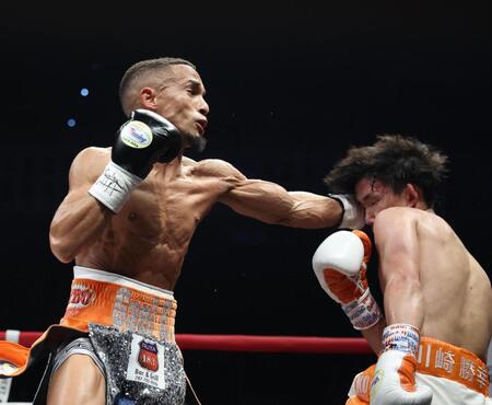 　３回、レネ・サンティアゴ（左）の左をくらう高見亨介（撮影・佐々木彰尚）