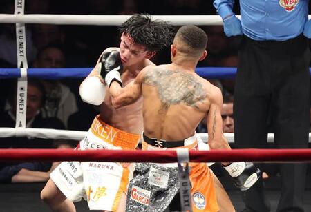 　１２回、レネ・サンティアゴに左フックをももらう高見亨介（撮影・金田祐二）