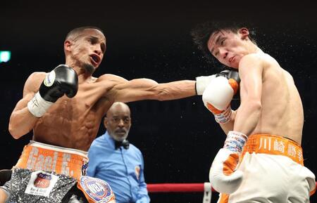 　９回、レネ・サンティアゴに攻められる高見亨介（撮影・佐々木彰尚）