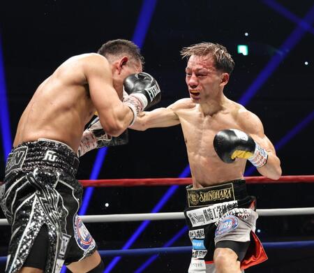 　８回、ノニト・ドネア（左）を攻める堤聖也