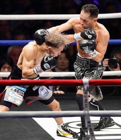 　４回、ノニト・ドネア（右）に攻められる堤聖也