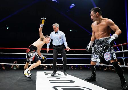 　４回、ノニト・ドネア（右）の攻めにふらつく堤聖也