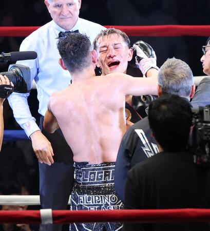 　ノニト・ドネアに祝福される堤聖也（撮影・金田祐二）