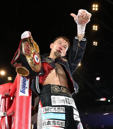 　防衛に成功し喜ぶ堤聖也（撮影・佐々木彰尚）