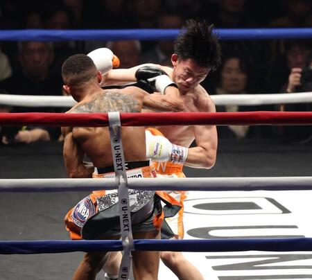 　８回、レネ・サンティアゴにフックをもらう高見亨介（撮影・金田祐二）