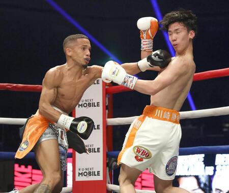 　２回、レネ・サンティアゴ（左）のパンチを浴びる高見亨介