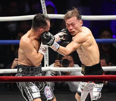 　６回、ノニト・ドネアと相打ちの堤聖也（撮影・金田祐二）