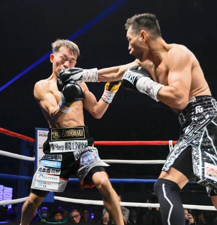 　２回、ノニト・ドネア（右）に攻められる堤聖也