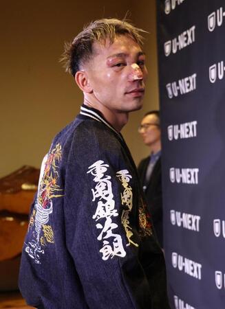 　右袖に重岡兄弟の名前を刺しゅうした堤聖也（撮影・佐々木彰尚）