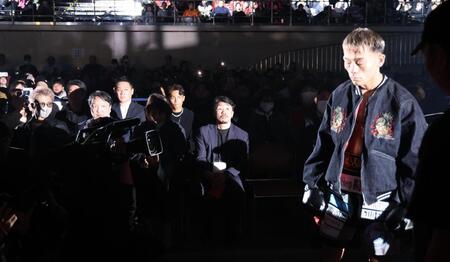 　堤聖也の入場を見つめる井上尚弥（左）＝撮影・佐々木彰尚