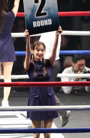 　ラウンドガール（撮影・金田祐二）