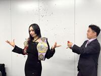 　女子で史上初のプロレス大賞ＭＶＰに選ばれた上谷沙弥（左）とスターダムの岡田太郎社長