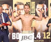 　計量をパスした堤聖也（撮影・佐々木彰尚）