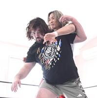 　棚橋弘至（右）と胸を合わせるウルフ・アロン（撮影・園田高夫）