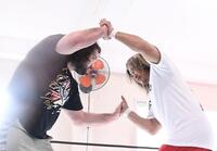 　棚橋弘至（右）と胸を合わせるウルフ・アロン（撮影・園田高夫）