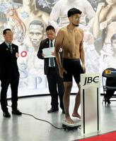 　計量をパスする森脇唯人