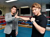 　井上尚弥（右）のパンチを受ける長谷川穂積氏＝２０１８年