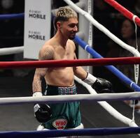 　マウスピースがなく試合開始できずおどけるアンソニー・オラスクアガ（撮影・金田祐二）