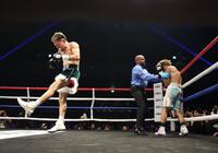 　４回、ＴＫＯ負けを喫した桑原拓（右）と防衛に喜ぶアンソニー・オラスクアガ（撮影・佐々木彰尚）