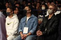 　観戦する（左から）井上拓真、真吾トレーナー、井上尚弥（撮影・佐々木彰尚）