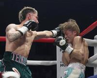 　３回、アンソニー・オラスクアガ（左）に攻められる桑原拓（撮影・佐々木彰尚）