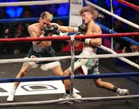 　３回、アンソニー・オラスクアガ（左）と攻め合う桑原拓