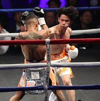 　３回、レネ・サンティアゴを攻める高見亨介（撮影・金田祐二）