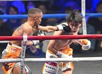 　３回、レネ・サンティアゴ（左）に攻められる高見亨介