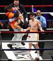 　判定でレネ・サンティアゴに敗れ不満そうな高見亨介（撮影・金田祐二）