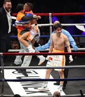 　レネ・サンティアゴに判定で敗れ悔しがる高見亨介（撮影・金田祐二）