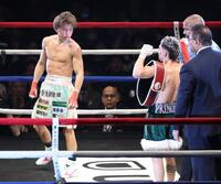 　アンソニー・オラスクアガに敗れ悔しがる桑原拓（撮影・金田祐二）