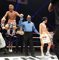 　判定でレネ・サンティアゴ（左）に敗れた高見亨介